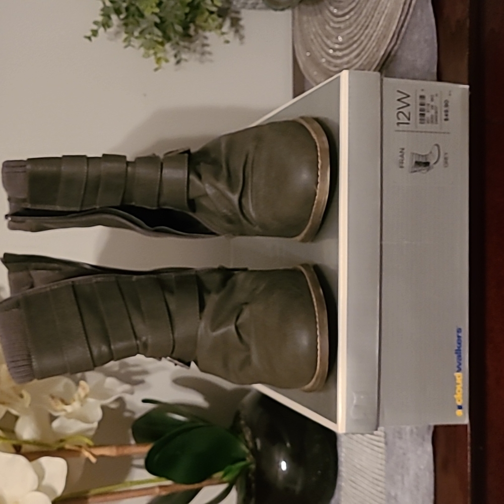 Avenue Woman 12W 4 inch heel booties.